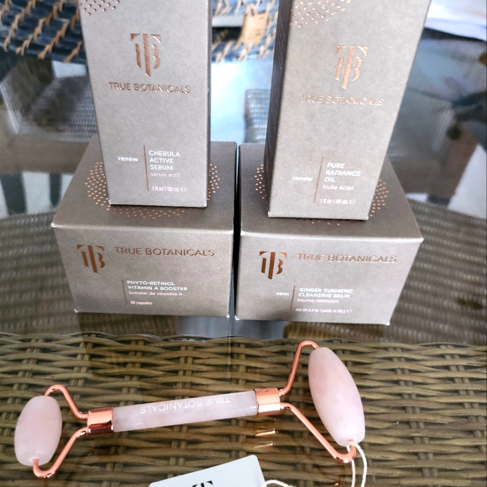 NWT TRUE BIOTANICALS AND FREE GIFT and makeup bag.